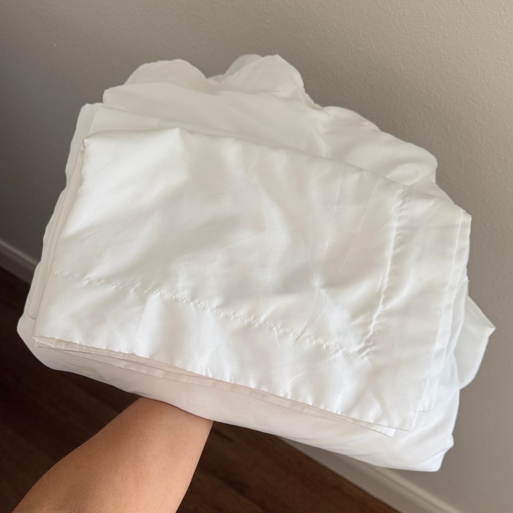 Amazon Basics Queen White Bedding Set - Picture 6 of 6